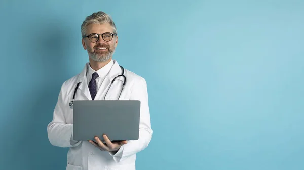 Vriendelijk Knappe Grijsharige Dokter Van Middelbare Leeftijd Met Bril Laptop — Stockfoto