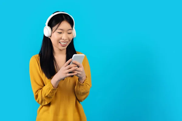 Heureuse Femme Asiatique Millénaire Écoutant Occasionnellement Musique Regardant Contenu Vidéo — Photo