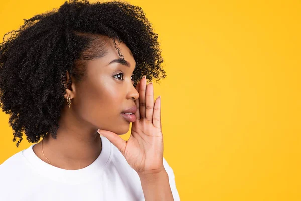 Ernstig Mooie Jonge Afro Amerikaanse Krullende Vrouw Fluisterend Goed Nieuws — Stockfoto