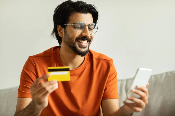 Pozytywne Tysiąclecia Bliskiego Wschodu Facet Okularach Karty Kredytowej Smartfona Cieszyć — Zdjęcie stockowe