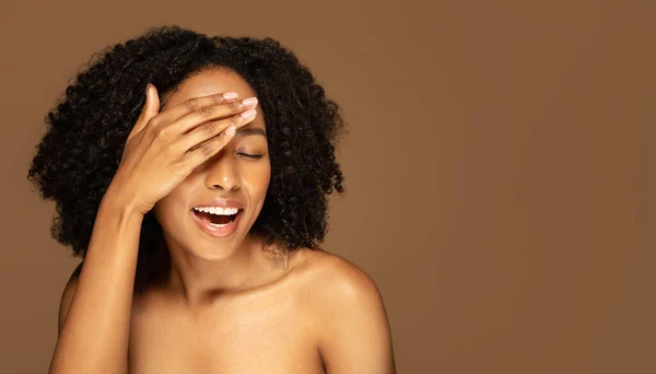 Krásný Koncept Hravá Krásná Polonahá Afroameričanka Hustými Vlasy Pózující Hnědém — Stock fotografie