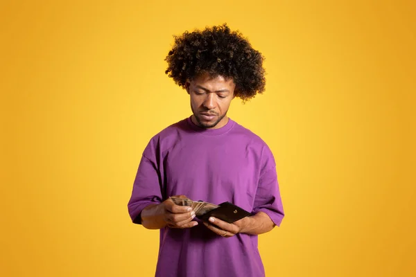 Triste Hombre Negro Maduro Rizado Camiseta Púrpura Piensa Contando Dólares —  Fotos de Stock