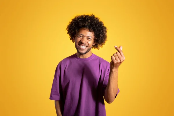 Glad Säker Mogen Svart Lockig Man Violett Shirt Knäpper Fingrar — Stockfoto
