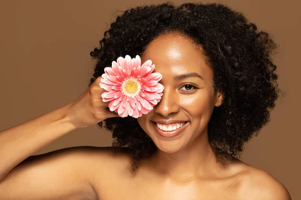 Closeup Happy Cheerful Smiling Pretty Young Black Woman Bushy Hair — Stock Photo, Image