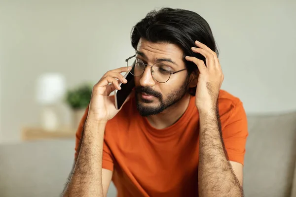 Pensativo Millennial Chico Oriente Medio Con Gafas Llamadas Por Teléfono —  Fotos de Stock