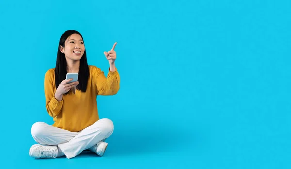 Güzel Mobil Uygulama Heyecanlı Gülümseyen Genç Çinli Kadın Elinde Akıllı — Stok fotoğraf