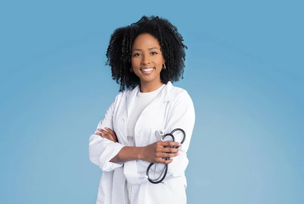 Lächelnde Selbstbewusste Junge Afroamerikanerin Weißen Bademantel Mit Stethoskop Blickt Die — Stockfoto