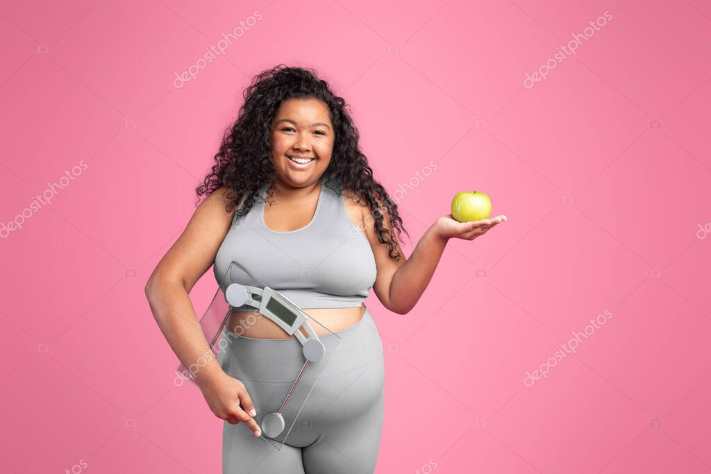 Feliz Gordita Dama Afroamericana Ropa Deportiva Sosteniendo Escamas Manzana Verde Foto de stock Milkos 659053508