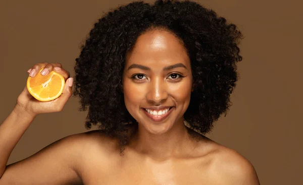 Alimentación Saludable Desintoxicación Vitaminas Alegre Mujer Negra Semidesnuda Sosteniendo Naranja —  Fotos de Stock