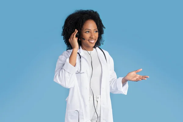 Feliz Millennial Mujer Afroamericana Bata Blanca Con Estetoscopio Auriculares Muestran —  Fotos de Stock