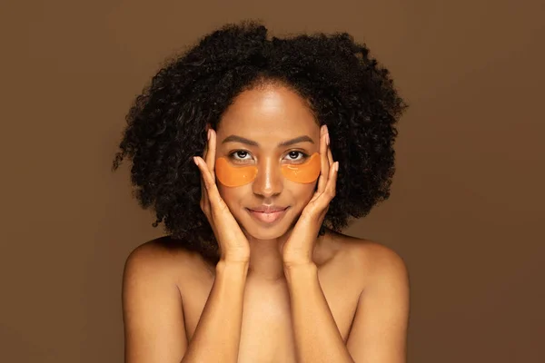 Афроамериканка Пышными Волосами Идеальной Здоровой Кожей Помощью Глазных Пластырей Изолированы — стоковое фото