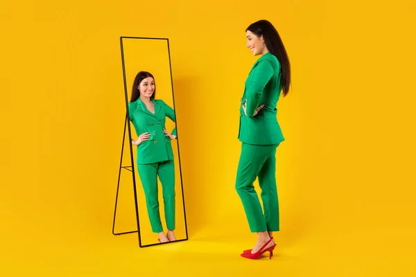 Uzun Ceket Pantolon Giyen Mutlu Bayan Aynada Yansımasına Bakıyor Sarı — Stok fotoğraf