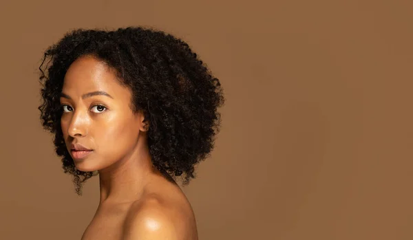 スキンケアの概念 魅力的な若い半裸のアフリカの女性のプロフィールスタジオの肖像画は カラフルな背景に忙しい髪を持ち 輝く健康的な肌を示しています 広告のためのコピースペース ウェブバナー — ストック写真