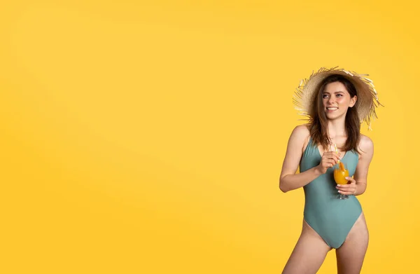Gelukkige Europese Vrouw Eendelig Zwempak Drinkt Oranje Cocktail Staat Geïsoleerd — Stockfoto