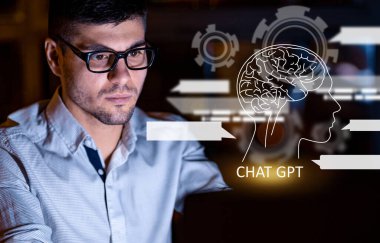 Yapay Zeka 'dan ChatGPT Sohbeti. Dizüstü bilgisayarda çalışan gözlüklü genç bir adam, programcı kod yazmak için akıllı yapay zeka kullanıyor, Chatbotlar kullanıyor, OpenAI tarafından geliştirilen yapay zeka.