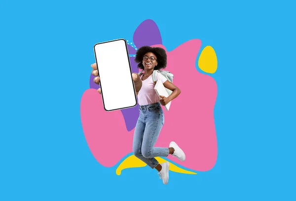Büyük Boş Ekran Ile Akıllı Telefon Gösterisi Yapan Mutlu Siyah — Stok fotoğraf