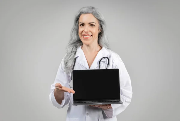 Online Consultation Cheerful Doctor Lady Showing Laptop Computer Blank Screen — Stock Photo, Image