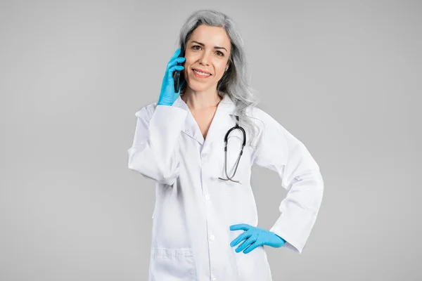 Consulenza Sanitaria Tharapist Donna Con Stetoscopio Parlare Sul Telefono Sorridendo — Foto Stock