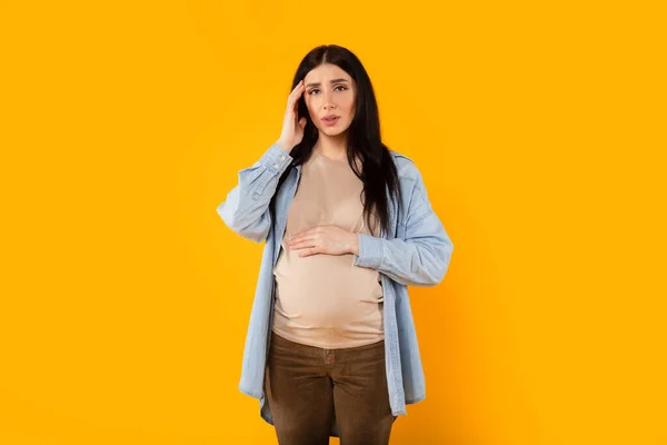 Nemocná Těhotná Žena Trpí Bolestí Hlavy Zatímco Stojí Nad Žlutým — Stock fotografie