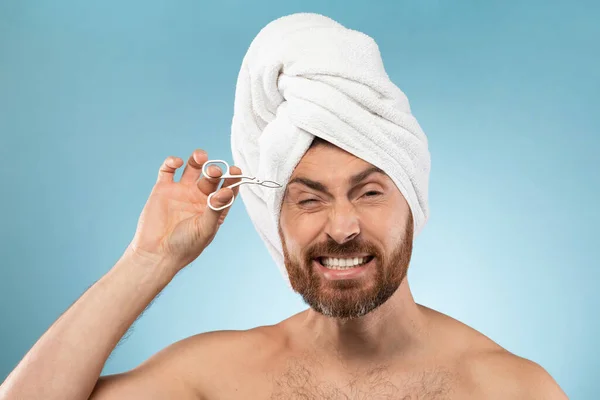 Смішний Емоційний Бородатий Чоловік Вириває Брови Використовує Пінцет Стоїть Рушником — стокове фото