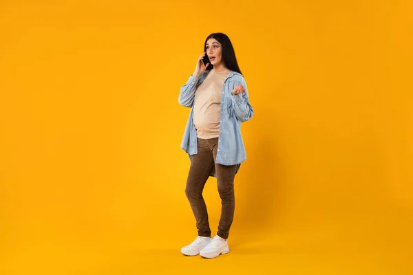 Genç Duygusal Hamile Bir Kadın Cep Telefonu Jestlerle Konuşuyor Sarı — Stok fotoğraf