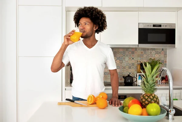 Здоровая Пища Счастливый Афроамериканец Пьет Апельсиновый Сок Стекла Наслаждаясь Свежим — стоковое фото