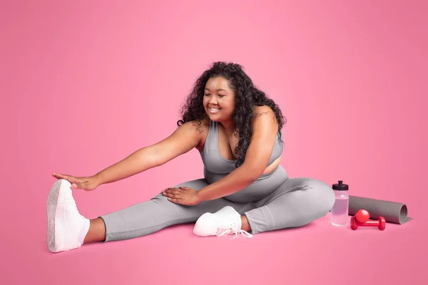 Szczęśliwa Czarna Size Kobieta Rozciągająca Nogi Ćwicząca Podczas Treningu Różowym — Zdjęcie stockowe