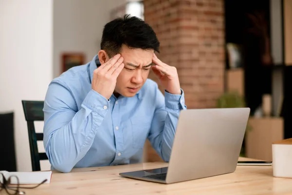 压力和保健概念 紧张的亚洲中年商人在家里工作时头疼得很厉害 工作场所有偏头痛症状的人 — 图库照片