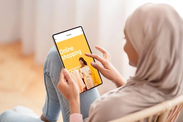 Schwarze Millennial Arabische Frau Hijab Mit Tablet Mit Modegeschäft Auf — Stockfoto