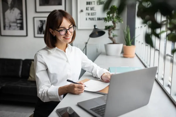 Happy Millennial Europese Zakenvrouw Werken Laptop Notities Maken Gezellige Coworkign — Stockfoto