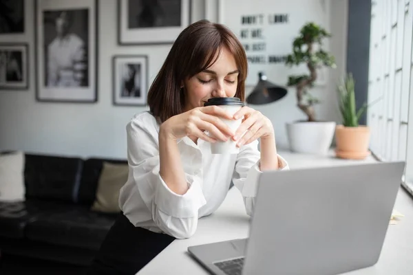 Jovem Empresária Feliz Bebendo Desfrutando Café Enquanto Descansa Trabalho Sentada — Fotografia de Stock