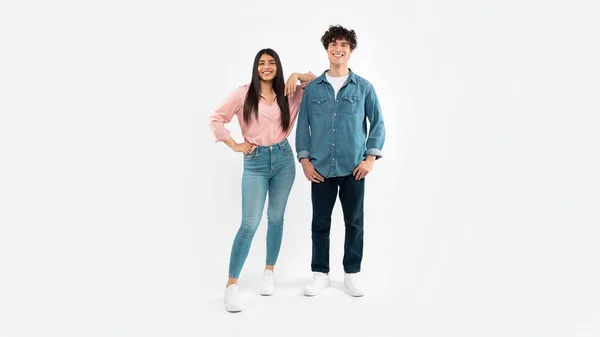 友谊与关系 全长拍摄快乐的年轻夫妇站在白色工作室的背景 布鲁内特男友和女友广告为年轻人提供 — 图库照片