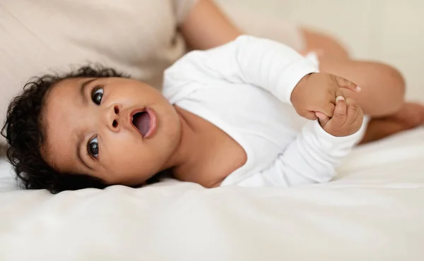 Happy Sweet Black Little Baby Open Mouth Lies White Bed — Stock Photo, Image