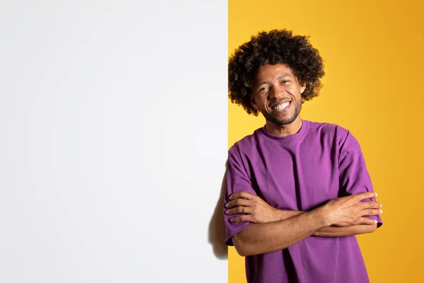 Hombre Rizado Negro Maduro Positivo Camiseta Púrpura Con Brazos Cruzados —  Fotos de Stock