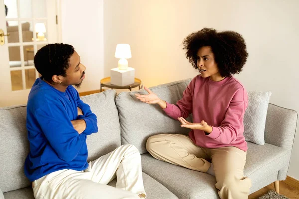 Conflit Dans Relation Couple Noir Discutant Émotionnellement Gesticulant Avec Les — Photo