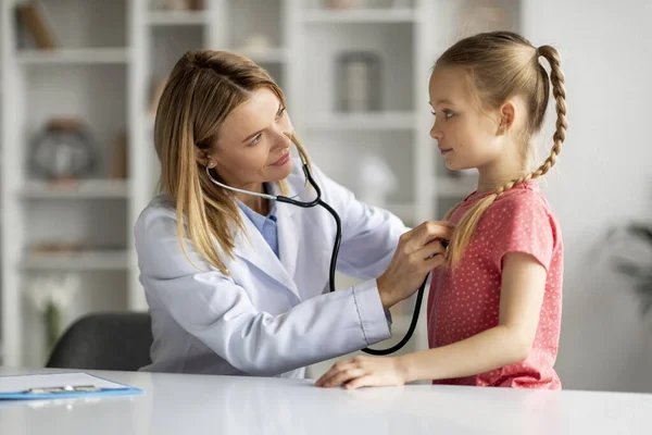 Жінка Лікар Перевіряє Легені Маленької Дівчинки Під Час Медичного Огляду — стокове фото