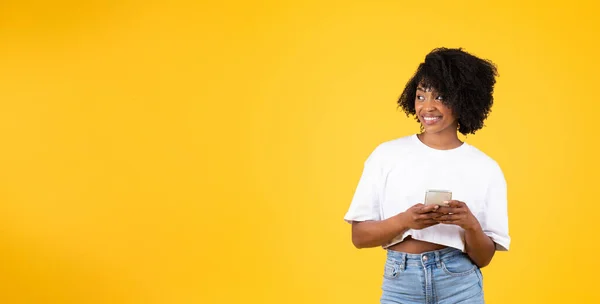 Happy Young African American Curly Woman Typing Smartphone Looking Free — Stok Foto