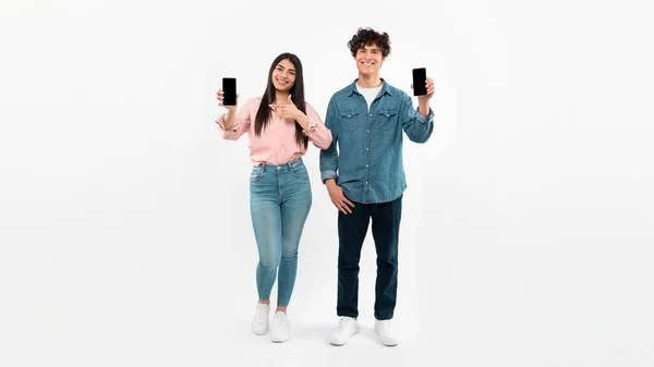Publicité App Couple Adolescent Souriant Montrant Des Téléphones Cellulaires Avec — Photo