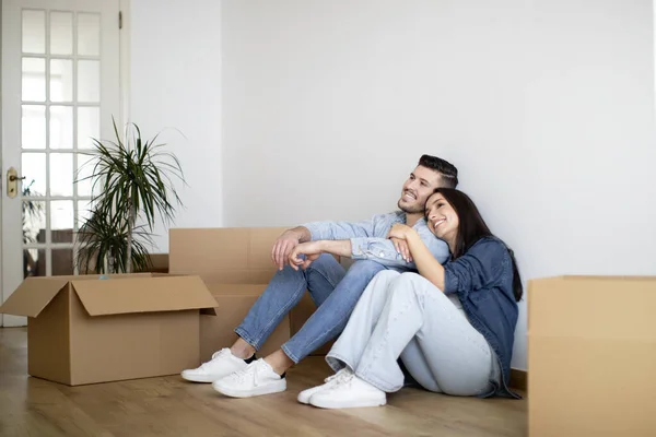 Dreamy Young Couple Sitting Floor New Apartment Moving Happy European — стокове фото