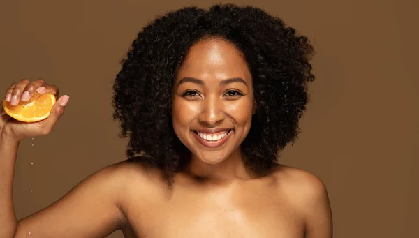 Naturlig Ekologisk Kosmetika Glad Leende Attraktiv Topless Tusenårig Afrikansk Amerikansk — Stockfoto
