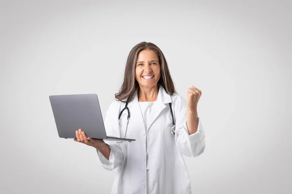 Ενθουσιασμένη Γιατρός Γυναίκα Που Εργάζεται Στον Υπολογιστή Ιατρικά Έγγραφα Πήρε — Φωτογραφία Αρχείου