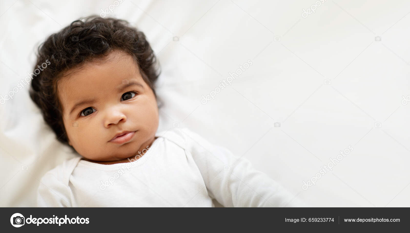 Πορτρέτο Του Χαρούμενα Σγουρά Γλυκό Μαύρο Μικρό Παιδί Αγόρι Κορίτσι —  Φωτογραφία Αρχείου © Milkos #659233774
