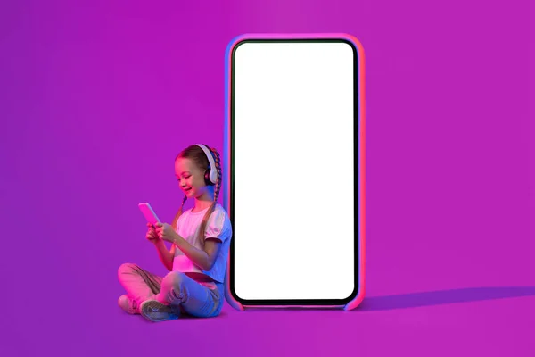 Счастливая Симпатичная Стильная Дочка Сидящая Огромного Телефона Белым Экраном Использующая — стоковое фото