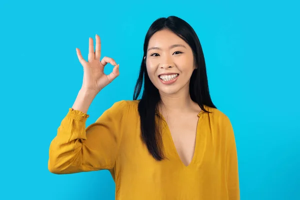 Positiv Fröhliche Junge Asiatische Frau Lässigem Outfit Mit Okay Geste — Stockfoto