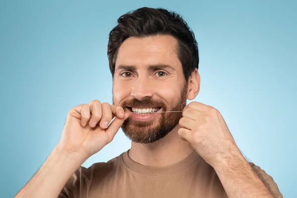 Une Routine Dentaire Méticuleuse Bel Homme Âge Moyen Perfectionner Son — Photo