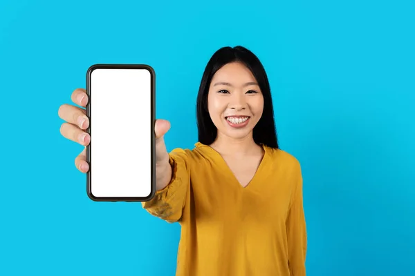Neueste Mobile App Glücklich Schöne Langhaarige Junge Asiatische Frau Zeigt — Stockfoto