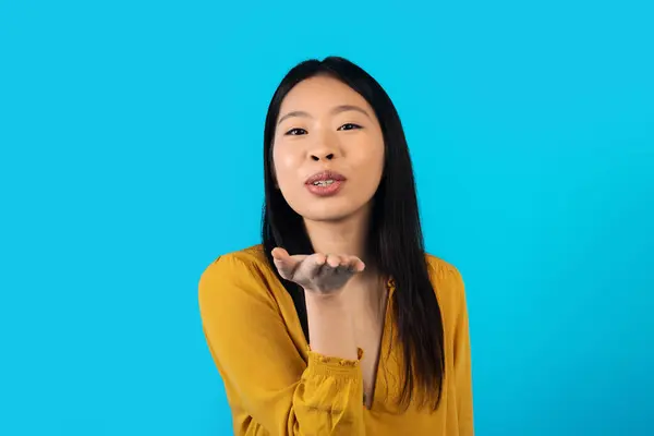Schöne Fröhliche Junge Asiatische Frau Streckt Die Hand Richtung Kamera — Stockfoto