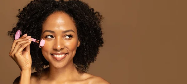 Feliz Alegre Sonriente Atractiva Mujer Negra Semidesnuda Haciendo Masaje Facial —  Fotos de Stock