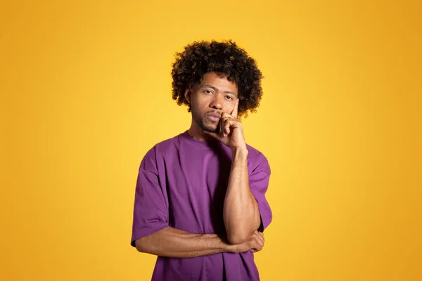Pensativo Aburrido Triste Maduro Negro Rizado Hombre Púrpura Camiseta Piensa —  Fotos de Stock