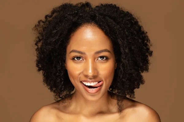Playful Attractive Naked Millennial Black Lady Bushy Hair Posing Brown — Stock Photo, Image
